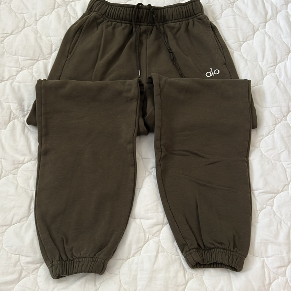 ALO Yoga Olive Joggers - Picture 5 of 6